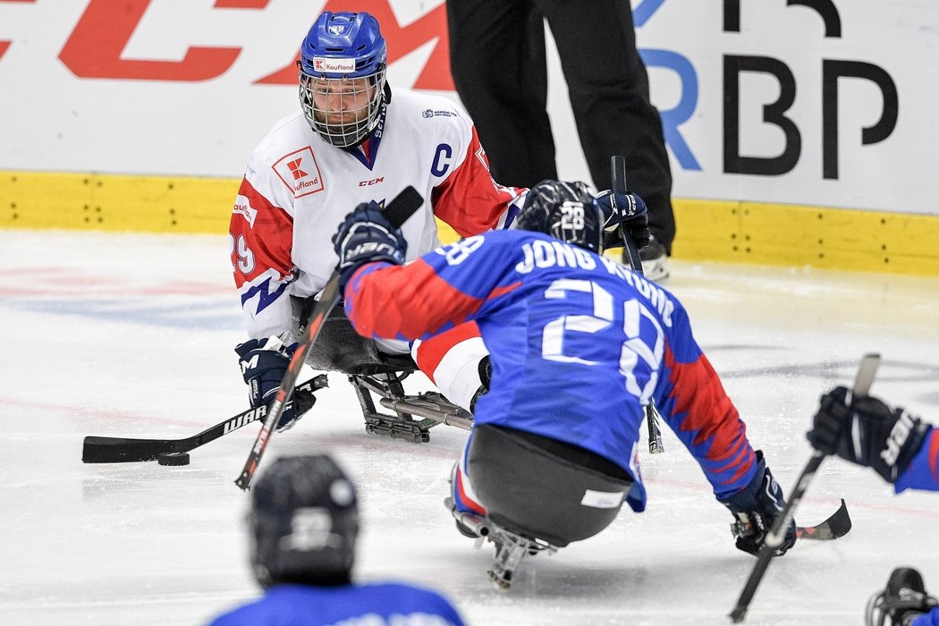 Kapitán českých para hokejistů Pavel Kubeš v duelu proti Jižní Koreji