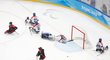 Čínští hokejisté překonávají českého brankáře Martina Kudelu ve čtvrtfinále paralympijských her