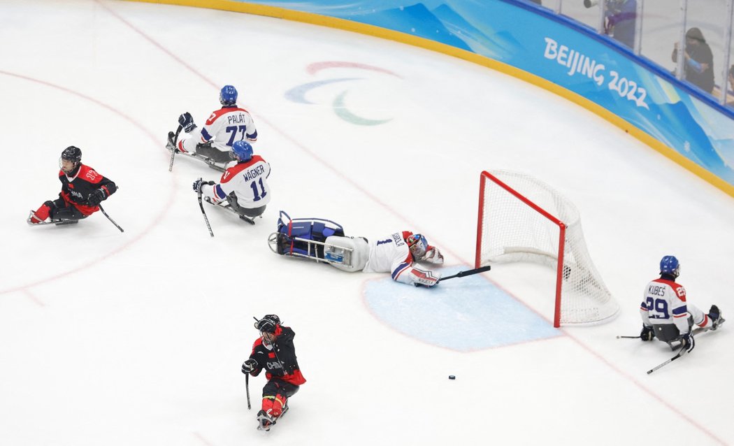 Čínští hokejisté překonávají českého brankáře Martina Kudelu ve čtvrtfinále paralympijských her