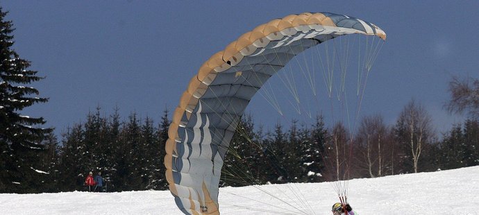 Přední český paraglidista Tomáš Lednik na sjezdovce v Rokytnici nad Jizerou
