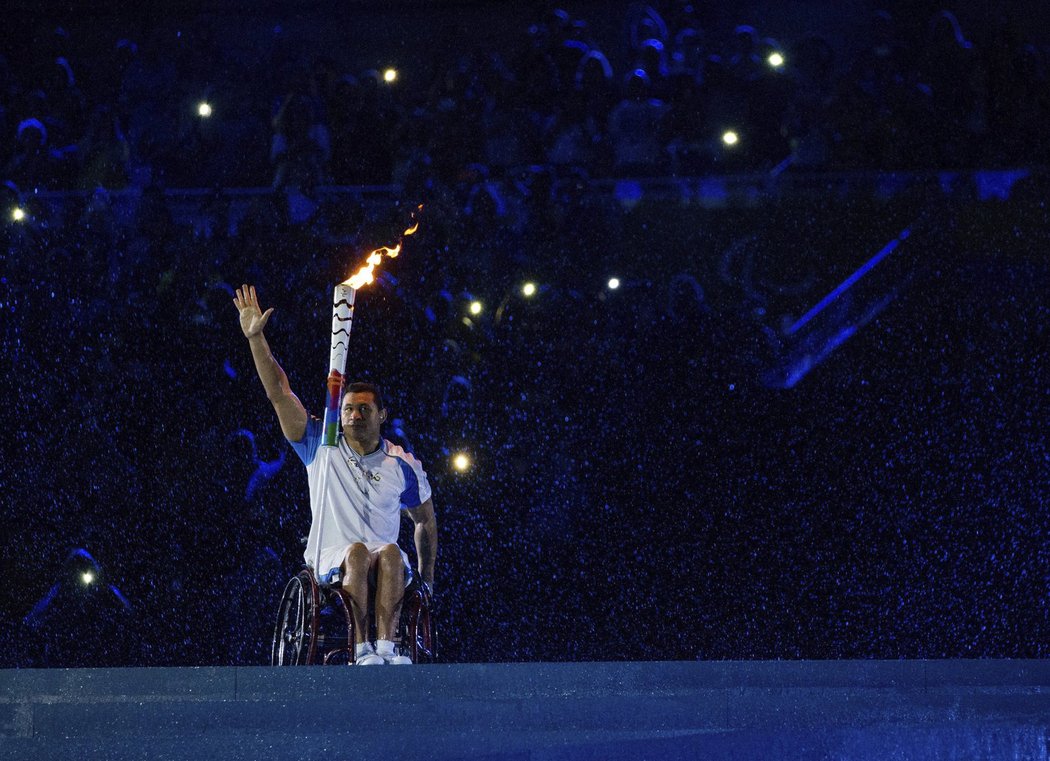 Brazilský plavec Clodoaldo Silva mává davům