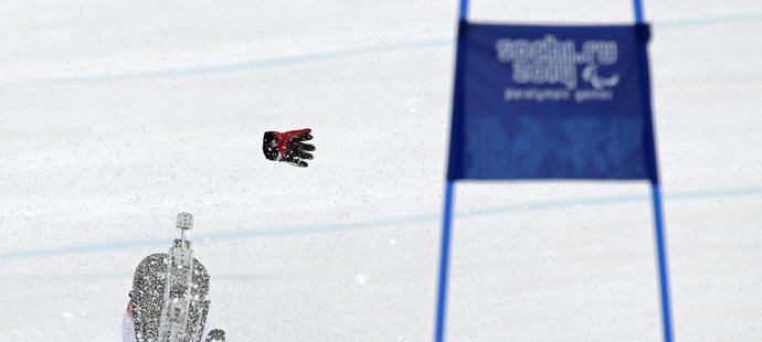 Hrozivý pád Američana Tylera Walkera v sedícím sjezdu hned v první den paralympijských her v Soči