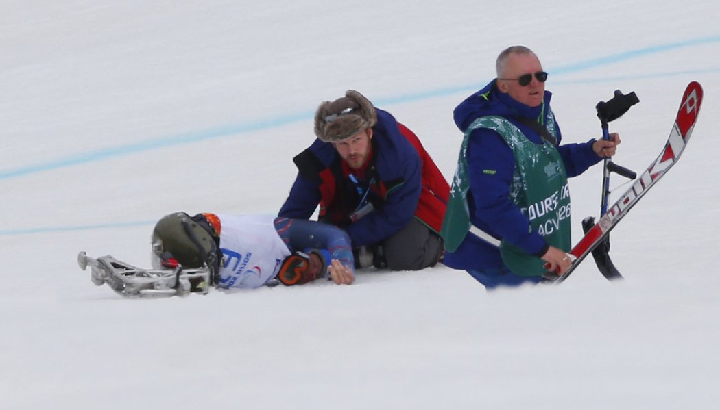 Americký lyžař Tyler Walker leží bezvládně na sjezdovce