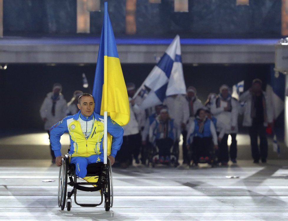 Ukrajinský vlajkonoš Michail Tkačenko zůstal na slavnostním zahájení paralympiády na protest sám. Paralympijské hry zahájil v pátek večer Vladimír Putin...