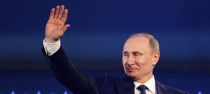 Ruský prezident Vladimír Putin zdraví návštěvníky slavnostního zahájení paralympijských her v Soči