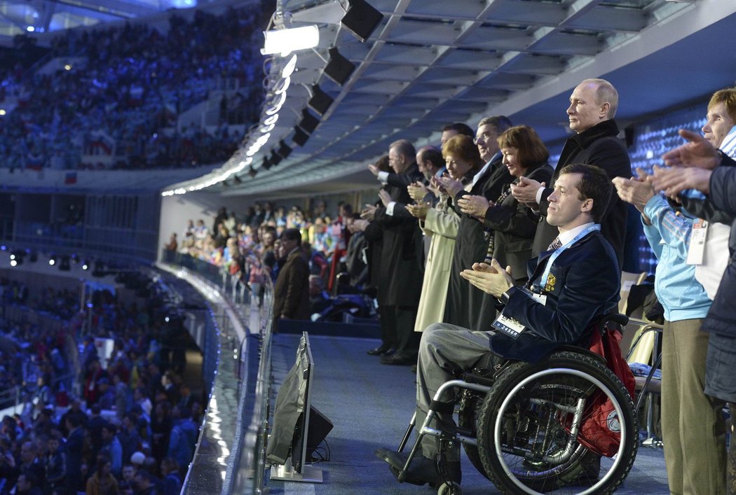 Ruský prezident Vladimír Putin sleduje slavnostní zahájení paralympijských her v Soči