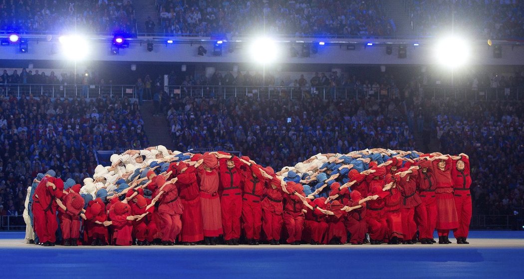 Živoucí ruská vlajka v průběhu slavnostního zahájení paralympijských her v Soči