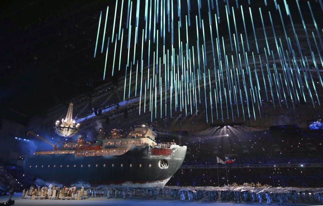 Obří ledoborec symbolicky vjíždí na plochu stadionu Fišt při slavnostním zahájení paralympijských her v Soči