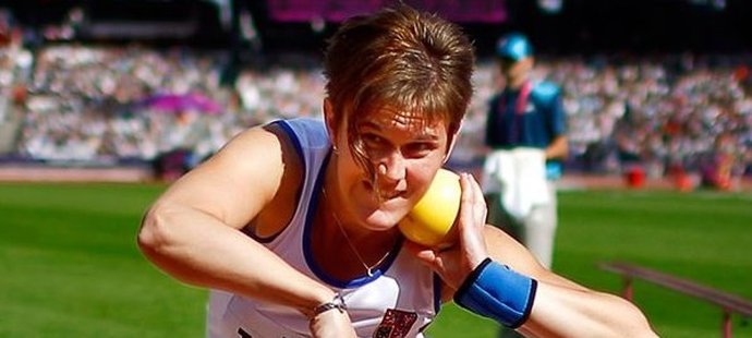 Eva Berná při jednom ze svých pokusů ve finále paralympijských her v Londýně. Jejích 11 metrů a evropský rekord stačilo na bronzovou medaili