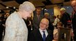 Britská královna Alžběta si prohlíží za asistence předsedy Mezinárodního paralympijského výboru Philipa Cravena sadu medailí