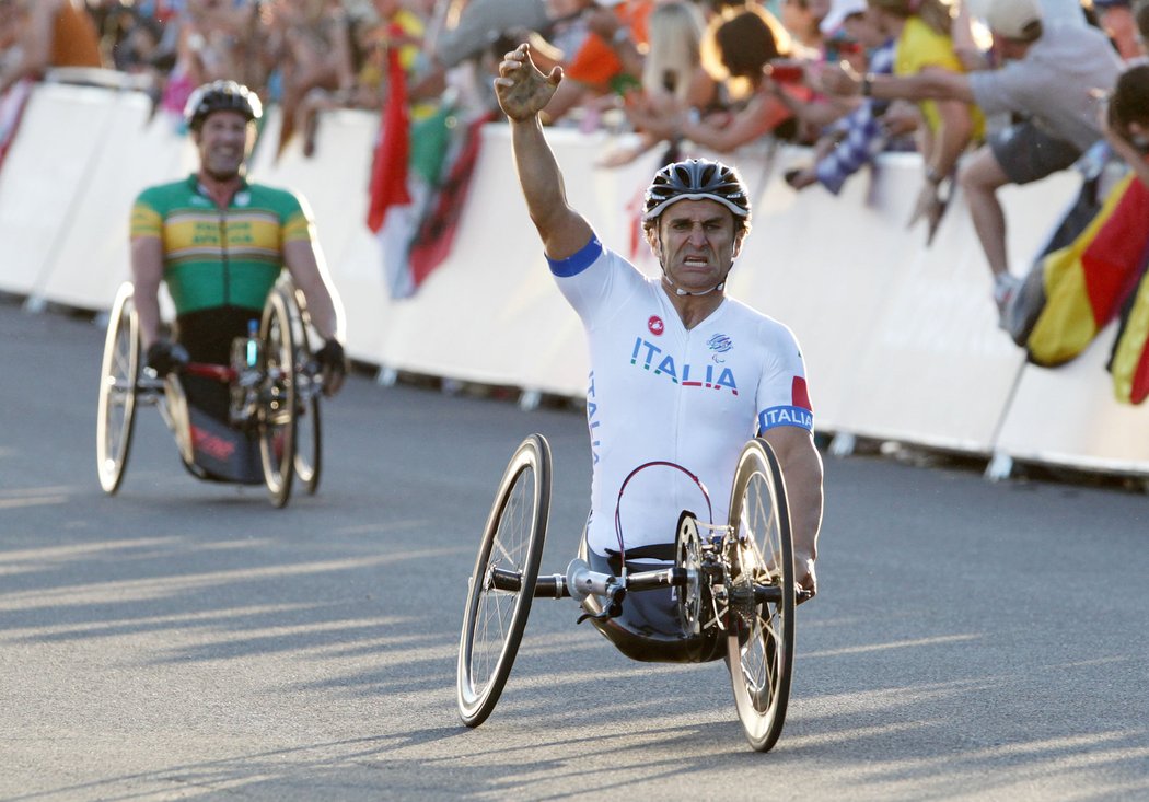 Slavný bývalý závodník formule 1 Zanardi slaví vítězství i na paralympiádě