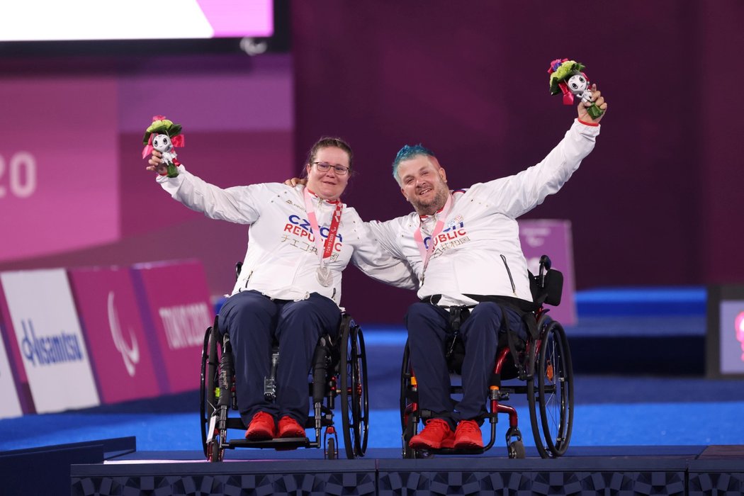 První medaili na paralympiádě v Tokiu získala smíšená dvojice Drahonínský, Musilová