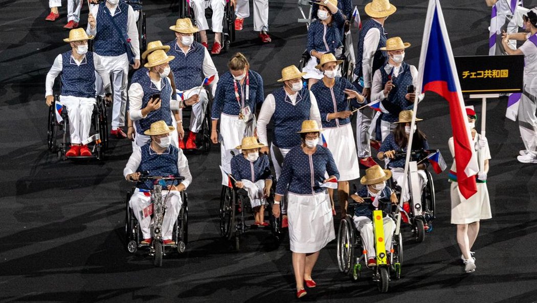 Vlajku na zahájení paraolympiády v Tokiu nesli Arnošt Petráček a Eva Datinská