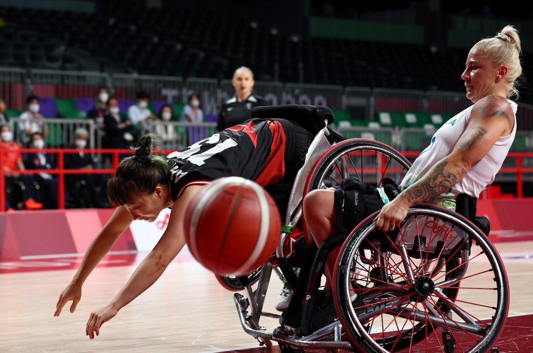 Basketbalistky na vozíčku během turnaje na paralympijských hrách v Tokiu