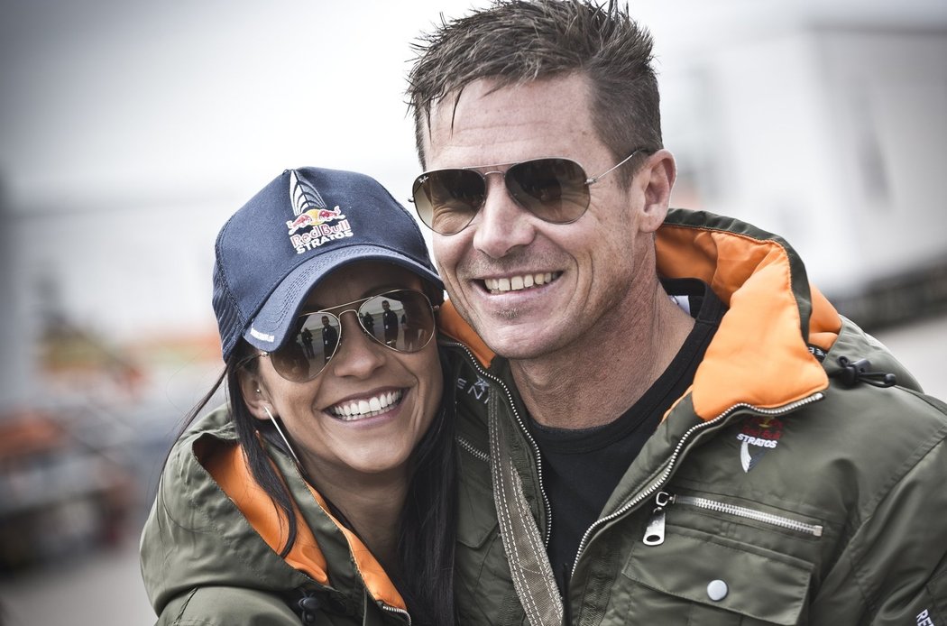 Felix Baumgartner a Nicole Oetlová na oficiální fotografii