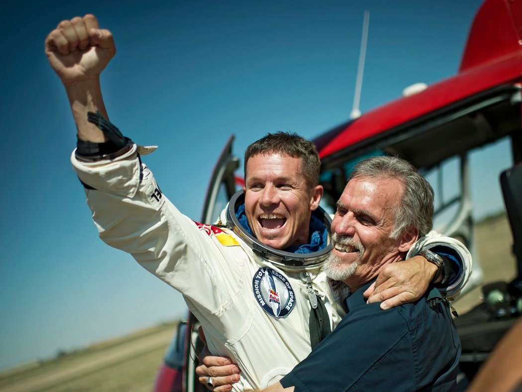 Felix Baumgartner v náručí ředitele projektu Stratos Arta Thompsona