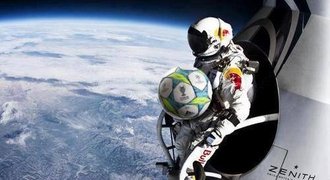 Šílený skokan Baumgartner frčí: Chytil Ramosovu penaltu a potkal Putina