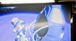 Záběry na televizní obrazovky z řídícího střediska, na kterých Felix Baumgartner právě vyskakuje z plošiny svého balonu a vrhá se do hloubky 39 kilometrů