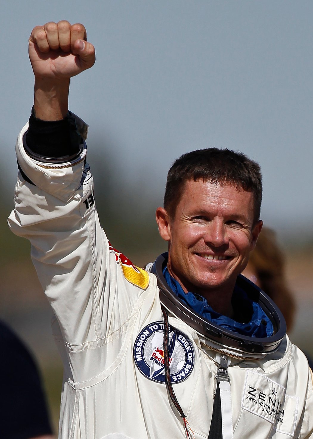 Felix Baumgartner se raduje po přistání na zemi, právě zažil pocit být rychlejší než zvuk...