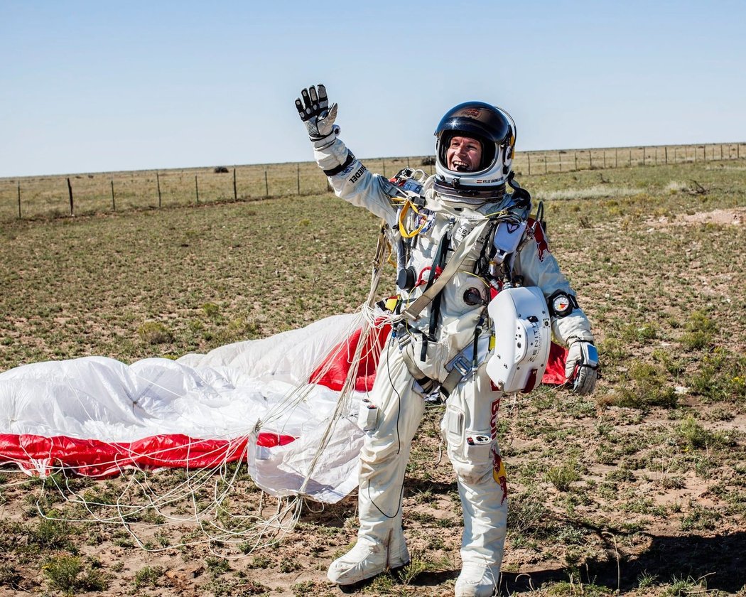 Rakušan Felix Baumgartner se raduje po úspěšném přistání na zemi po seskoku padákem z výšky 39 kilometrů