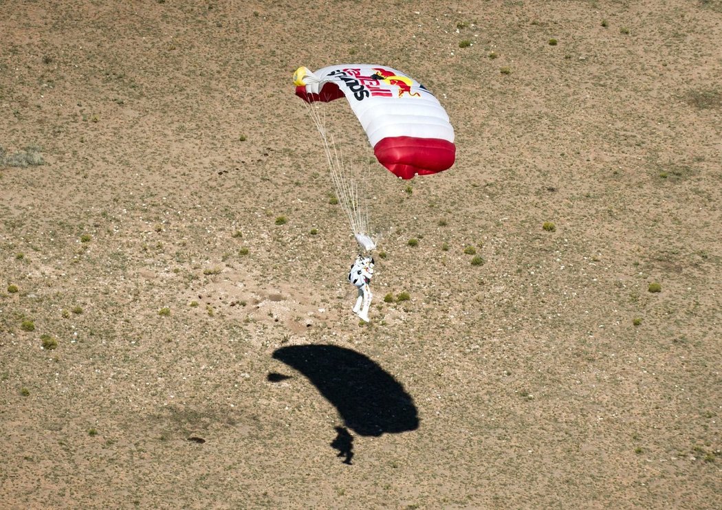 Felix Baumgartner se snáší k zemi po svém seskoku z výšky 39 kilometrů, při kterém překonal rychlost zvuku