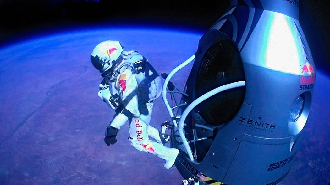 Felix Baumgartner se vrhá z výšky 39 045 metrů, aby svištěl rychleji než zvuk