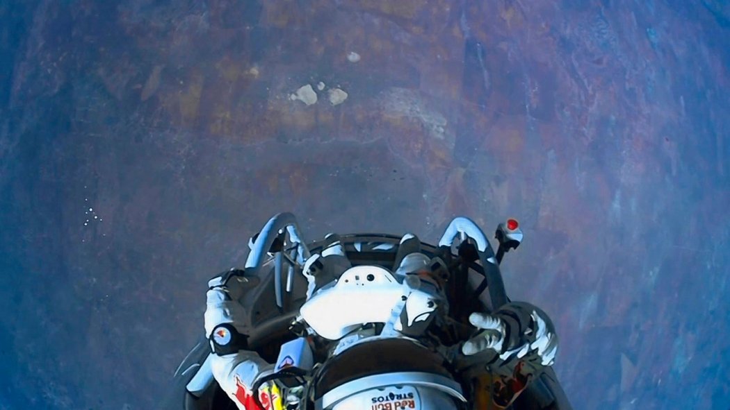 Felix Baumgartner právě opouští svůj balón, který ho vynesl až na samé hranice vesmíru. Před seskokem si zasalutoval...