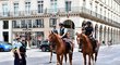 Francouzští policisté zatkli pět osob kvůli podezření z plánovaných teroristických útoků během olympiády. Francouzští policisté zatkli pět osob kvůli podezření z plánovaných teroristických útoků během olympiády.