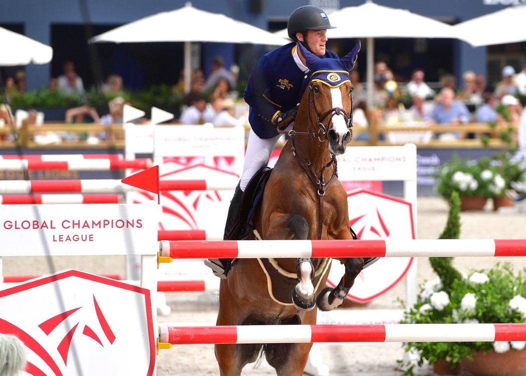 Niels Bruynseels nad překážkou v rámci závodu Global Champions League nedaleko Saint Tropez