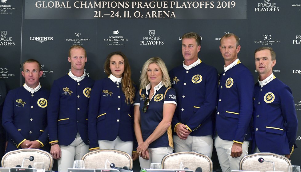 Gerco Schröder, Niels Bruynseels, Anna Kellnerová, manažerka Jessika Kürtenová, Marco Kutscher, Marc Houtzager, Wilm Vermeir na tiskové konferenci k Prague Playoffs