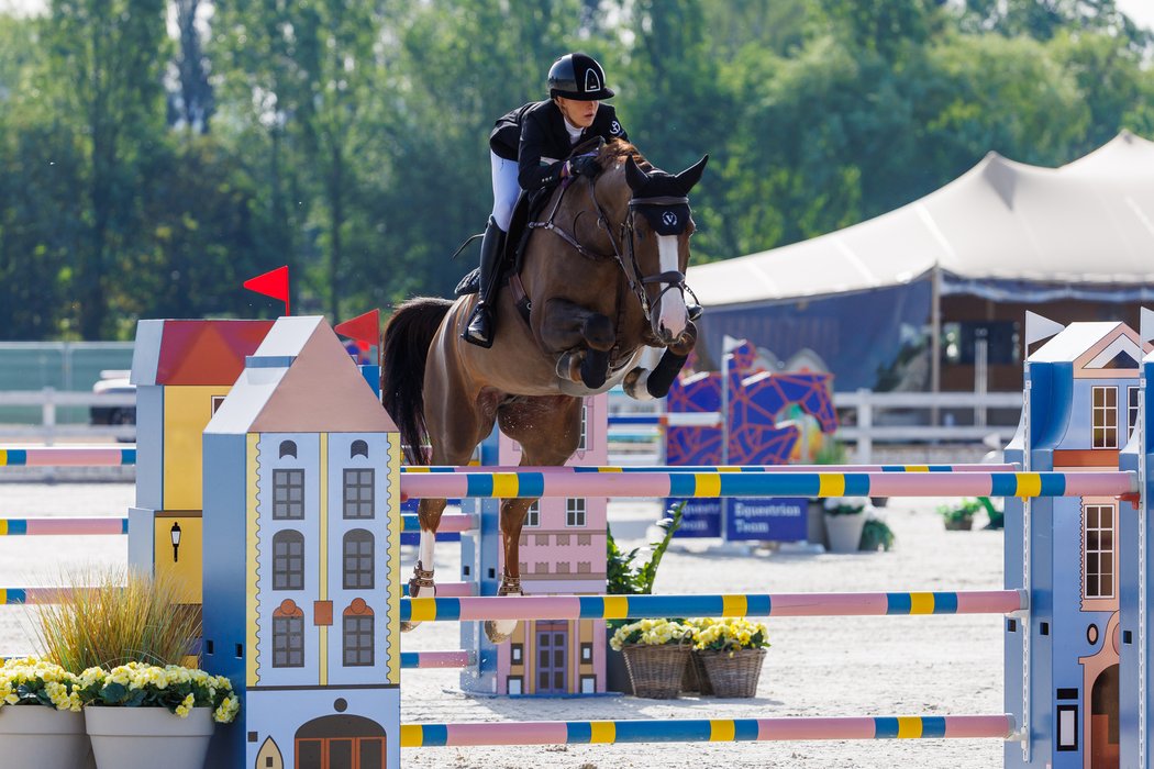 Kristina Vítek nad překážkou parkurového kolbiště Chuchle Areny