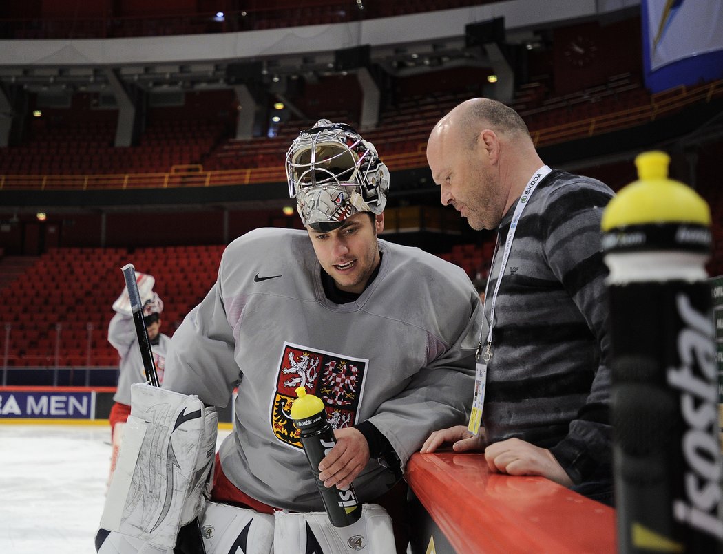 Ondřej Pavelec poslouchá rady Pavla Koláře