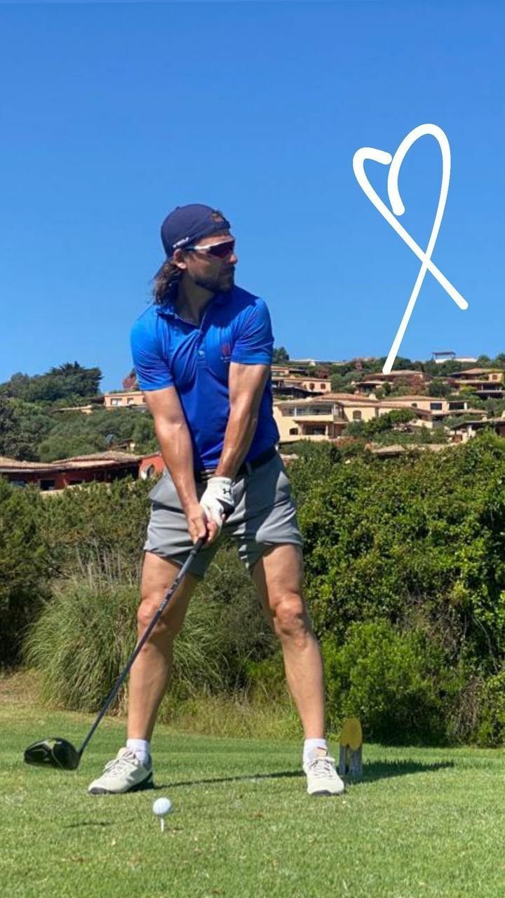 Pavel právě teď mastí golf v zahraničí