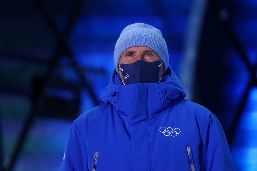 Legendární tyčkař Sergej Bubka při medailovém ceremoniálu na ZOH v Pekingu