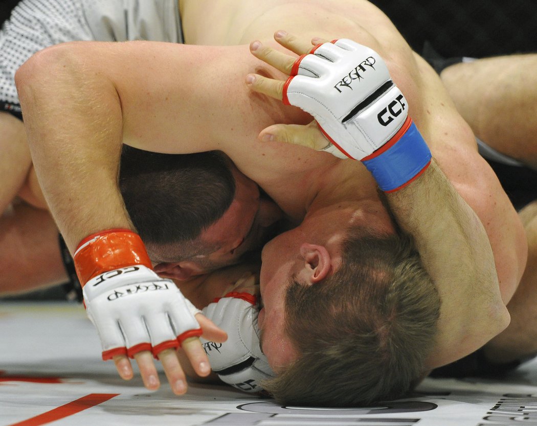 Český zápasník MMA v těžké váze Viktor Pešta prohrál svůj debut v UFC