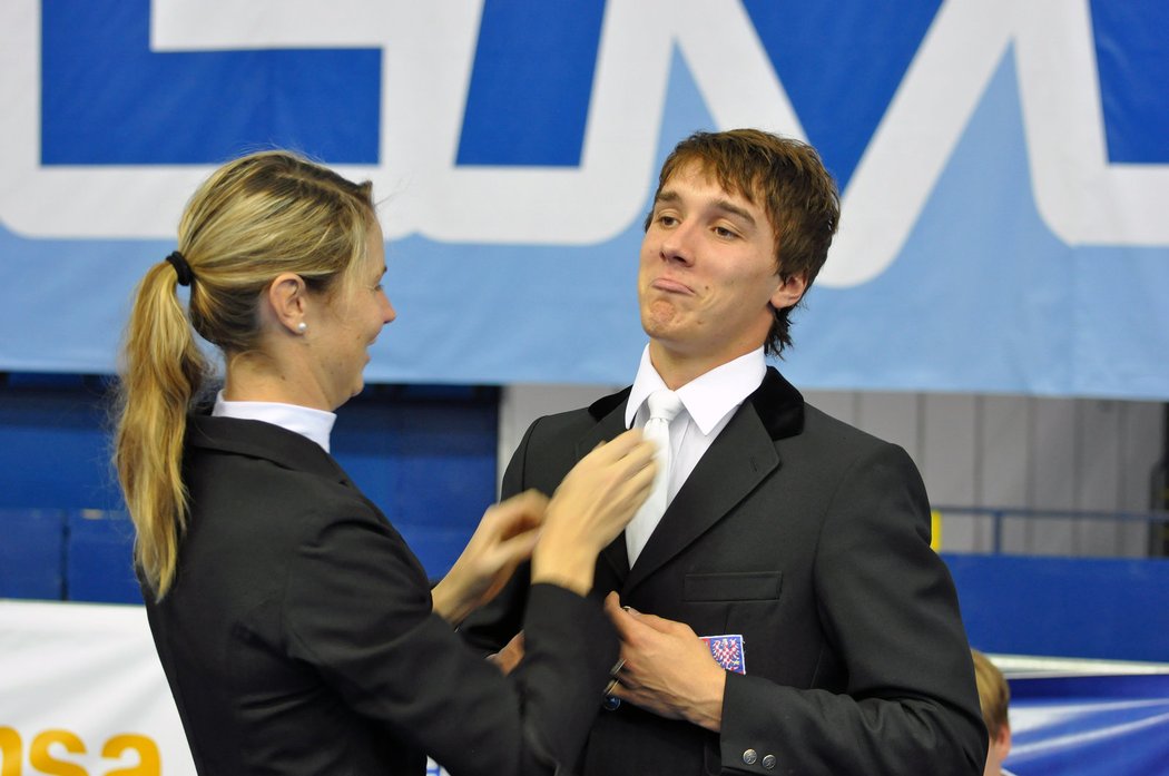 Lucie Grolichová „pečuje“ o svého o 13 let mladšího partnera Jana Kufa a jeho kravatu před jízdou na koni při smíšené štafetě na mistrovství světa v moderním pětiboji v Moskvě.