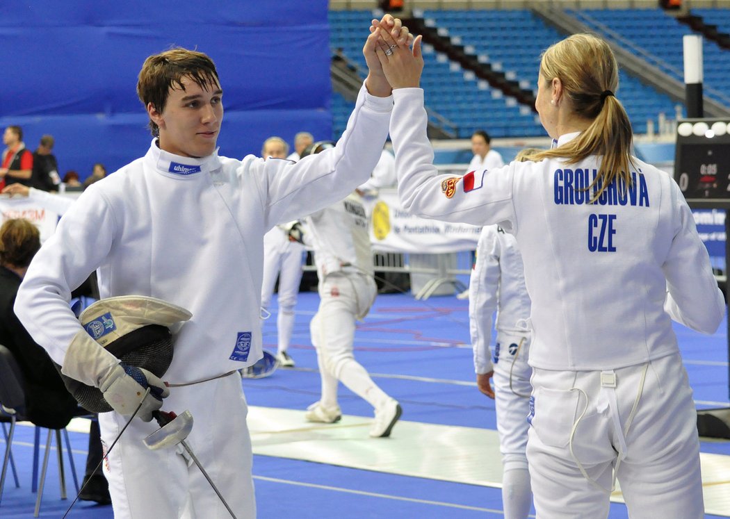Lucie Grolichová a Jan Kuf si gratulují k úspěšnému šermířskému turnaji, v němž obsadili v závodě štafet na mistrovství světa v moderním pětiboji v Moskvě čtvrté místo.