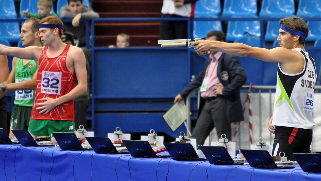David Svoboda na střelnici při finále mistrovství světa v moderním pětiboji v Moskvě.