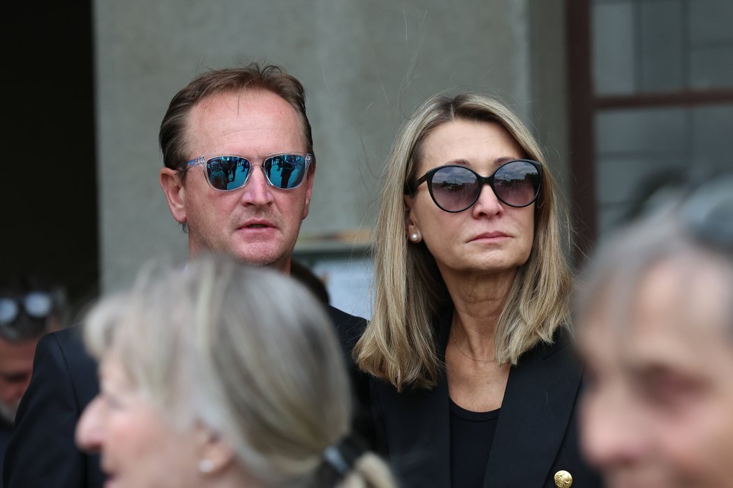 Bývalý tenista Petr Korda se přišel rozloučit se svým extrenérem a kamarádem Markem Všetíčkem společně s manželkou Reginou