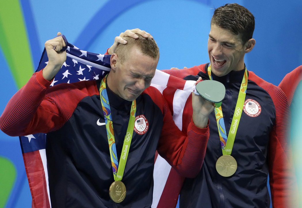 Michael Phelps utěšuje dojatého mladšího kolegu Caeleba Dressela po zisku zlaté olympijské medaile.