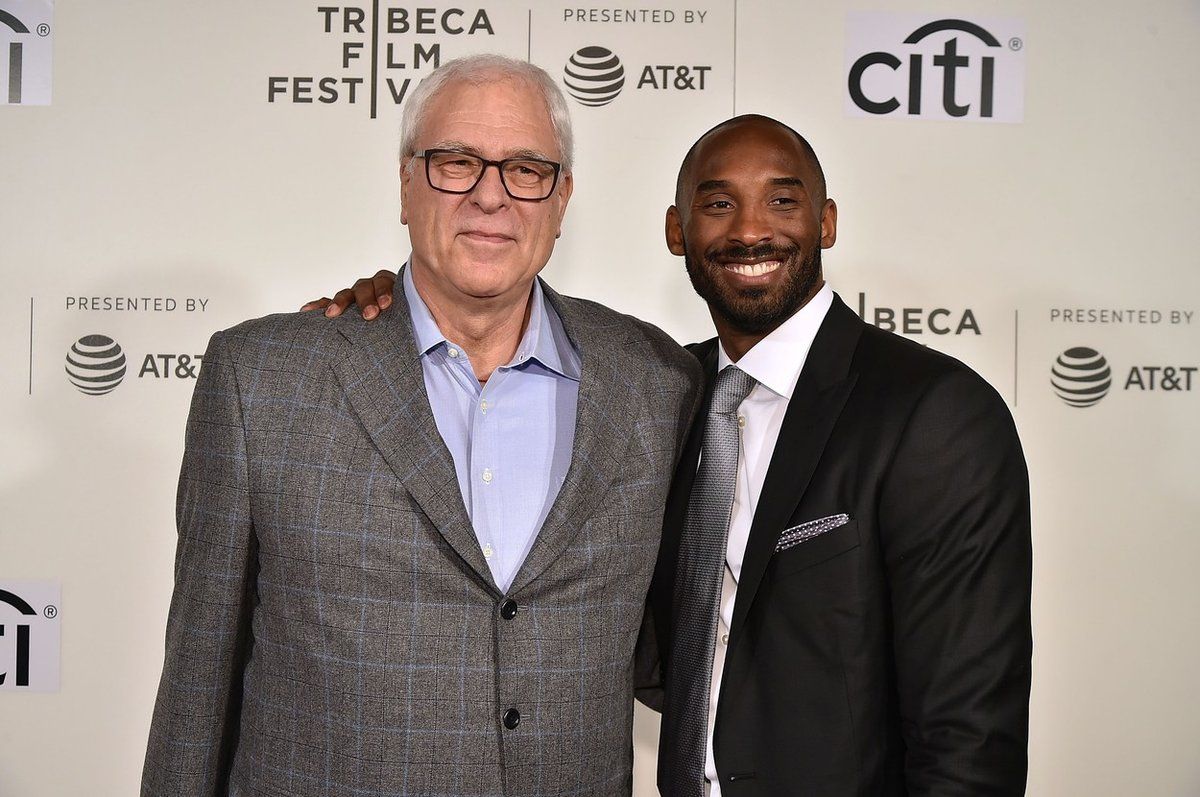 Phil Jackson (vlevo) a Kobe Bryant (vpravo) vytvořili vítěznou dvojku