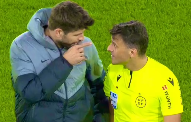 Gerard Piqué se při odchodu kabin pustil do rozhodčího