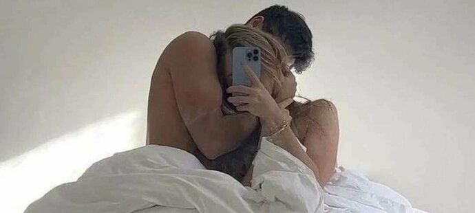 Romantika nebo provokace Shakiry? Bývalý hvězdný fotbalista Piqué a jeho nová partnerka Clara se fotili nazí v posteli!