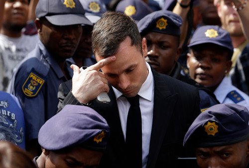 Oscar Pistorius zůstane ve vězení. Zvláštní komise jihoafrického ministerstva spravedlnosti dnes zamítla možnost jeho podmíněného propuštění do domácího vězení a vrátila případ k dořešení. 