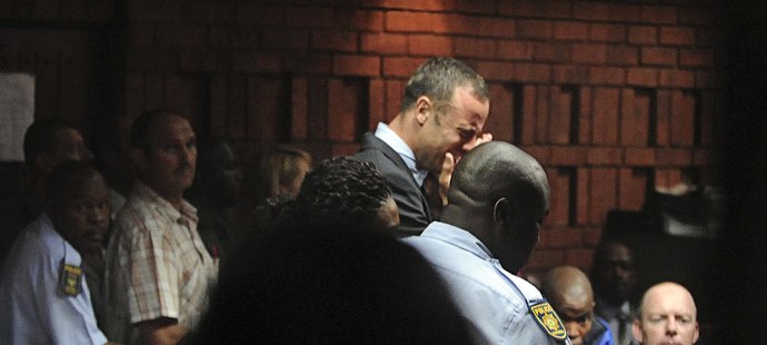 Oscar Pistorius byl v pátek u soudu obviněn z vraždy. Státní zástupce usiluje o kvalifikaci činu jako úkladné vraždy, což by v případě odsouzení znamenalo pro fenomenálního atleta automatický doživotní trest. Pistorius ve čtvrtek zastřelil přítelkyni Reevu Steenkampovou