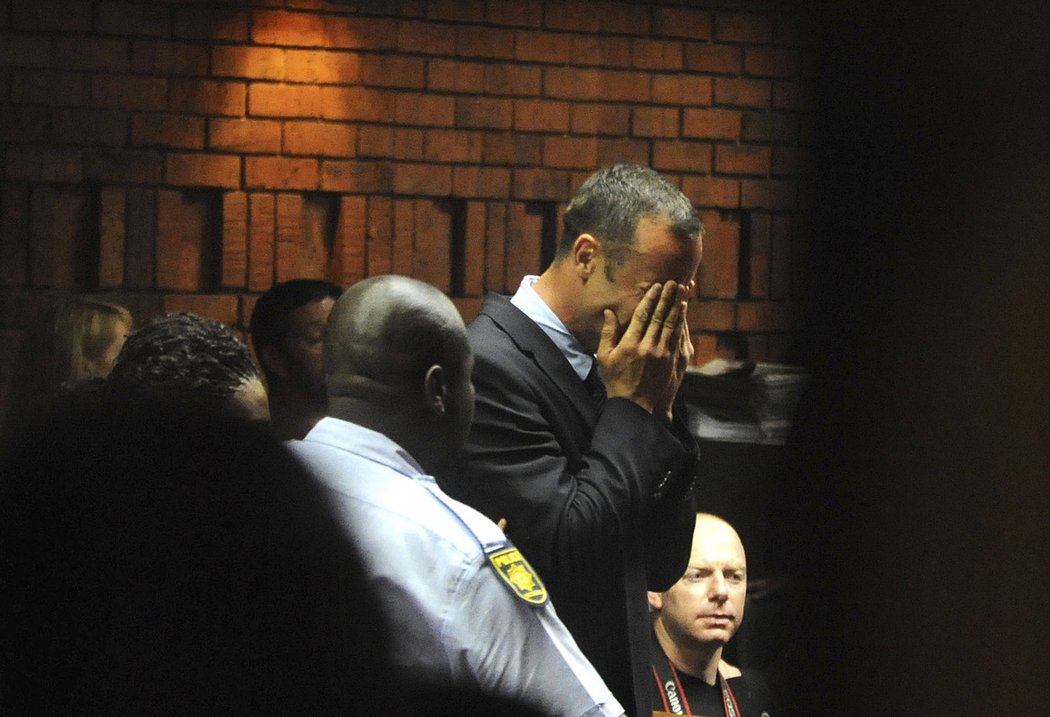 Oscar Pistorius se u soudu zhroutil, při čtení obžaloby plakal a třásl se