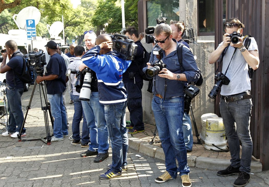 Novináři čekají na příjezd policie se zadrženým Pistoriem