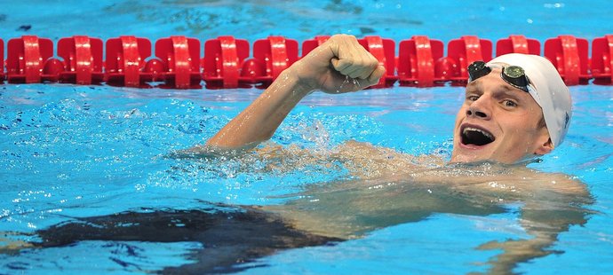 Yannick Agnel se raduje ze zlaté olympijské medaile
