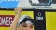 Simona Baumrtová se raduje v cíli závodu na 100 metrů znak na mistrovství světa v Istanbulu