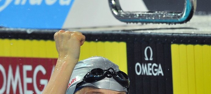 Simona Baumrtová se raduje v cíli závodu na 100 metrů znak na mistrovství světa v Istanbulu